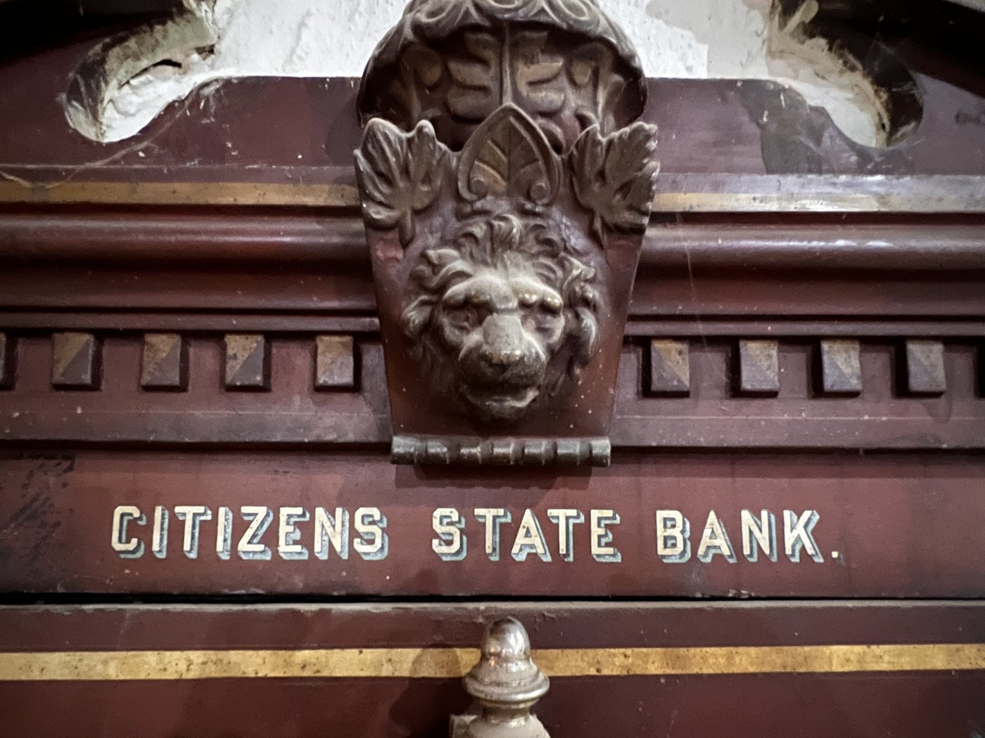 The lion, still keeping watch over the bank's name.